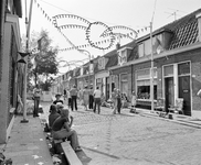 60764 Gezicht in de ter gelegenheid van het buurtfeest versierde Kovelaarstraat te Utrecht met in hoofdzaak de ...